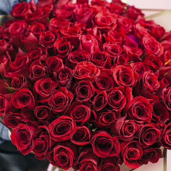 100 red roses delivery in oman
