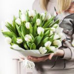 25_white_tulips_in_bouquet