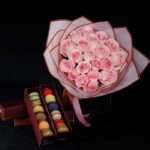 30_pink_rose_bouquet_with_macaroons