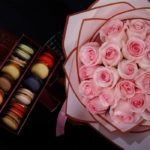 30_pink_rose_bouquet_with_macaroons_