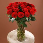 enticing_red_roses_in_vase