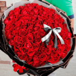 hand_bouquet_of_100_stems_lovable_red_roses