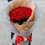 hand_bouquet_of_appealing_roses