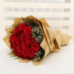 hand_bouquet_of_bewitching_red_roses