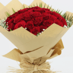 hand_bouquet_of_graceful_red_roses_1