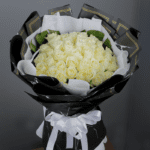 hand_bouquet_of_white_roses