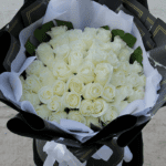 hand_bouquet_of_white_roses_1
